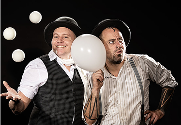 Foto von zwei Personen mit clownesken Interaktionen